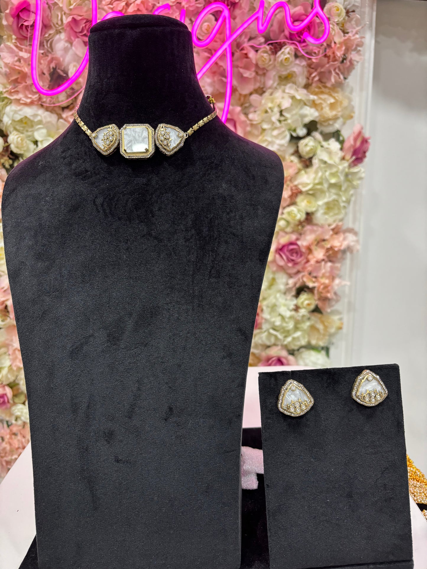 White stone choker set